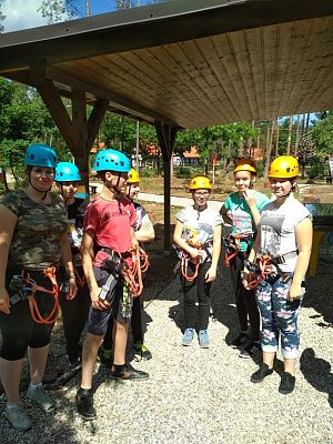 Grafika #1: Wycieczka klasy VII do parku linowego.