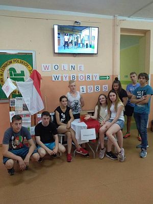 Grafika #0: "WOLNOŚĆ ROZUMIEM"