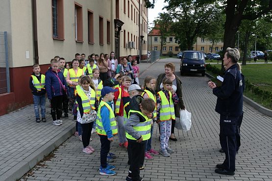 Grafika #0: WIZYTA KLASY I,III i V NA POLICJI