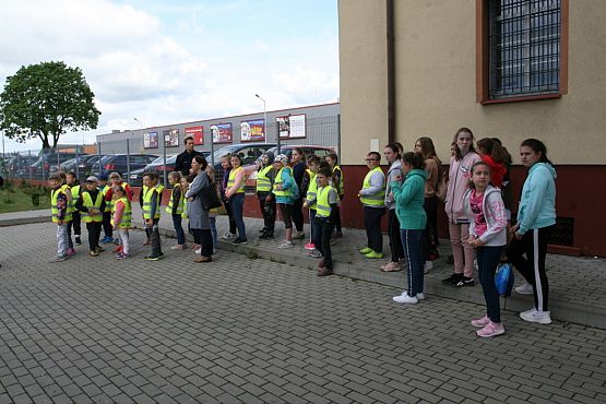 Grafika #2: WIZYTA KLASY I,III i V NA POLICJI