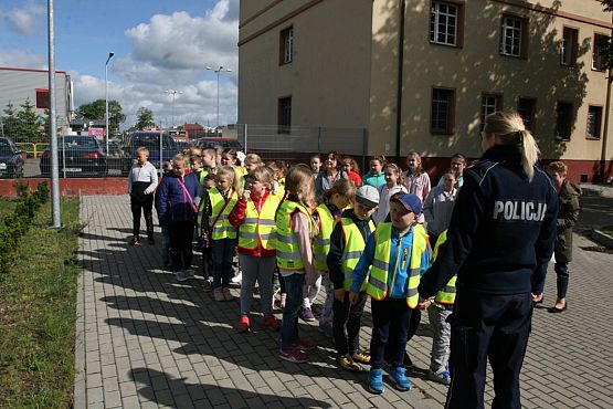 Grafika #4: WIZYTA KLASY I,III i V NA POLICJI