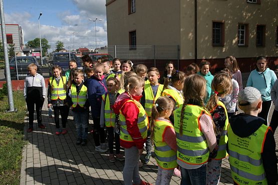 Grafika #5: WIZYTA KLASY I,III i V NA POLICJI