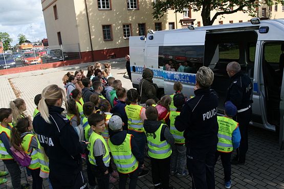 Grafika #18: WIZYTA KLASY I,III i V NA POLICJI