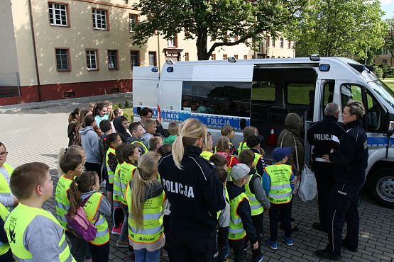 Grafika #19: WIZYTA KLASY I,III i V NA POLICJI