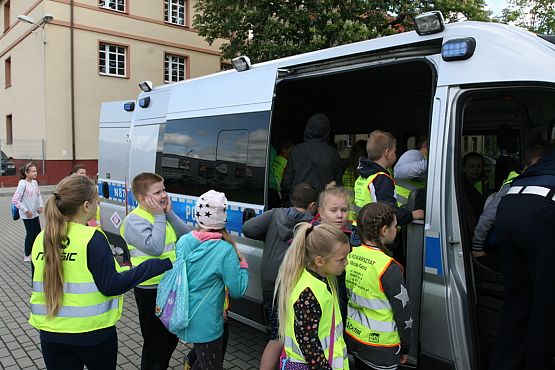 Grafika #21: WIZYTA KLASY I,III i V NA POLICJI