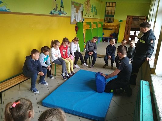 Grafika #4: Spotkanie klas I-III ze strażakami.