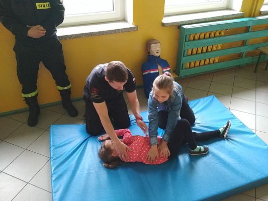 Grafika #5: Spotkanie klas I-III ze strażakami.