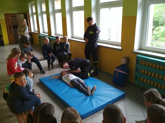 Grafika #6: Spotkanie klas I-III ze strażakami.