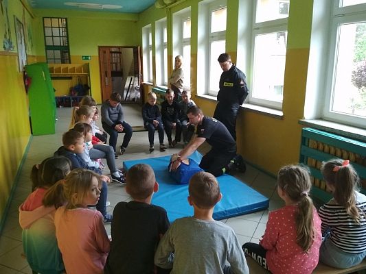 Grafika #7: Spotkanie klas I-III ze strażakami.