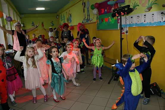 Grafika #3: Bal karnawałowy