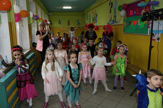 Grafika #4: Bal karnawałowy