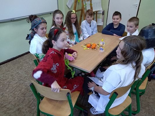 Grafika #1: Rzymscy bogowie na lekcji historii