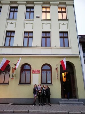 Grafika #1: Świętujemy niepodległość – Cernutur in agendo virtues. Działania na Rzecz Polskości na Ziemi Lęborskiej