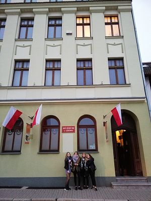 Grafika #2: Świętujemy niepodległość – Cernutur in agendo virtues. Działania na Rzecz Polskości na Ziemi Lęborskiej