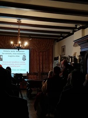 Grafika #3: Świętujemy niepodległość – Cernutur in agendo virtues. Działania na Rzecz Polskości na Ziemi Lęborskiej