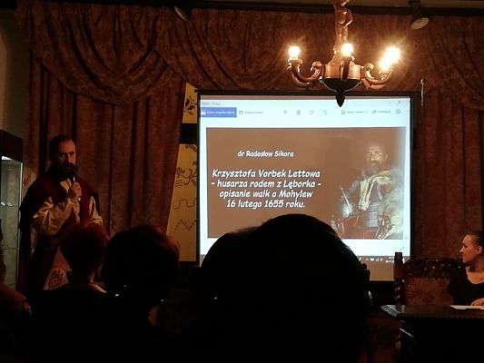 Grafika #4: Świętujemy niepodległość – Cernutur in agendo virtues. Działania na Rzecz Polskości na Ziemi Lęborskiej