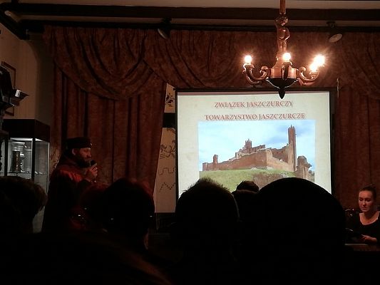 Grafika #7: Świętujemy niepodległość – Cernutur in agendo virtues. Działania na Rzecz Polskości na Ziemi Lęborskiej