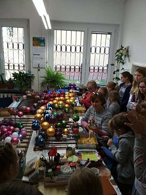 Grafika #3: Wycieczka do Fabryki Bombek Choinkowych w Koszalinie.