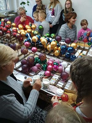 Grafika #1: Wycieczka do Fabryki Bombek Choinkowych w Koszalinie.