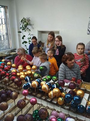 Grafika #5: Wycieczka do Fabryki Bombek Choinkowych w Koszalinie.