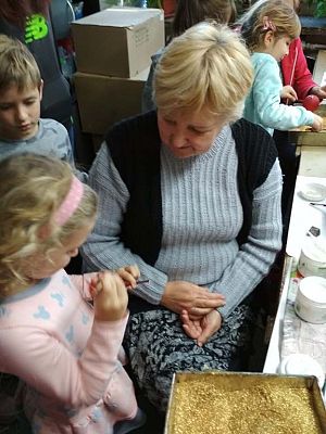 Grafika #6: Wycieczka do Fabryki Bombek Choinkowych w Koszalinie.