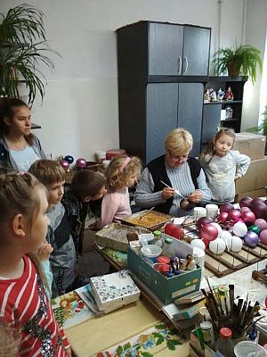 Grafika #8: Wycieczka do Fabryki Bombek Choinkowych w Koszalinie.