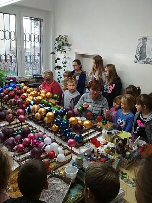 Grafika #9: Wycieczka do Fabryki Bombek Choinkowych w Koszalinie.