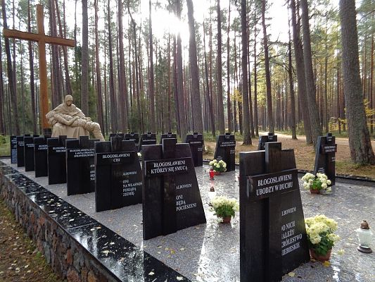 Grafika #1: "Jesteśmy wierni pamięci tych, za których życie żyć możemy"