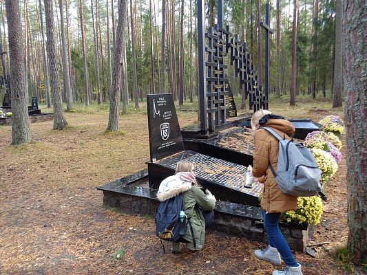 Grafika #3: "Jesteśmy wierni pamięci tych, za których życie żyć możemy"