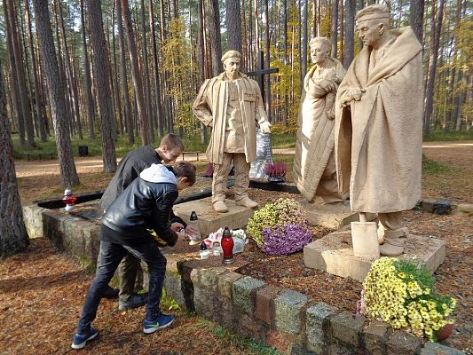 Grafika #2: "Jesteśmy wierni pamięci tych, za których życie żyć możemy"