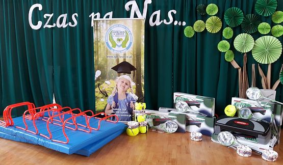 Grafika #0: Prezent od Stowarzyszenia Przyjaciół Szkoły.