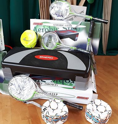 Grafika #1: Prezent od Stowarzyszenia Przyjaciół Szkoły.