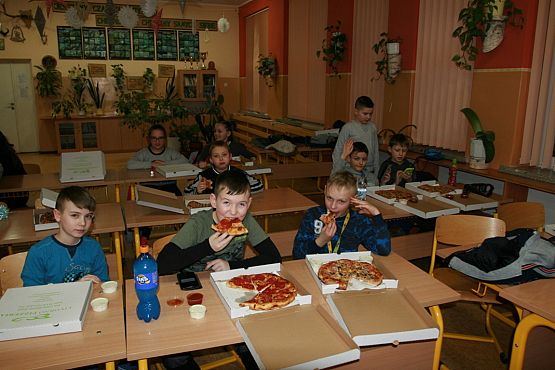 Grafika #0: Klasa IV na wieczorze w szkole