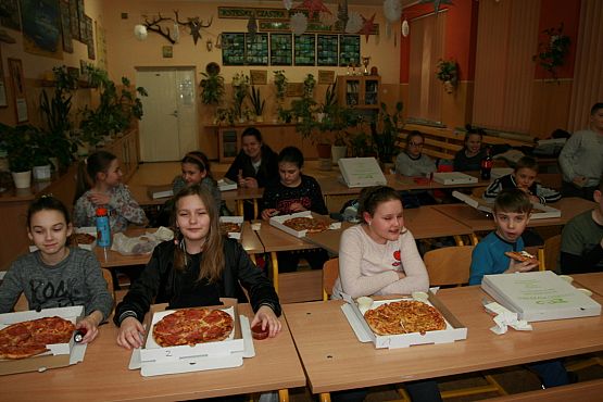 Grafika #1: Klasa IV na wieczorze w szkole