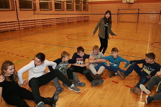 Grafika #2: Klasa IV na wieczorze w szkole