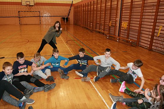 Grafika #3: Klasa IV na wieczorze w szkole