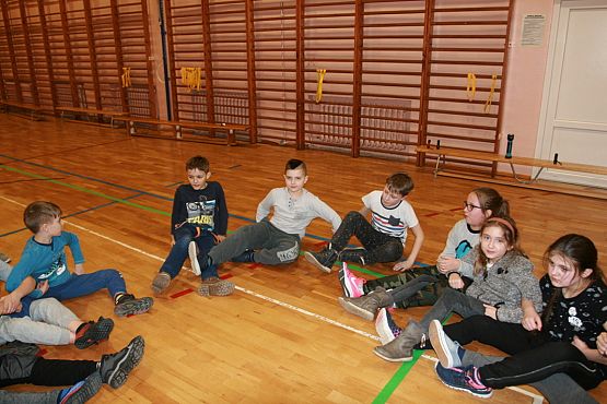 Grafika #4: Klasa IV na wieczorze w szkole