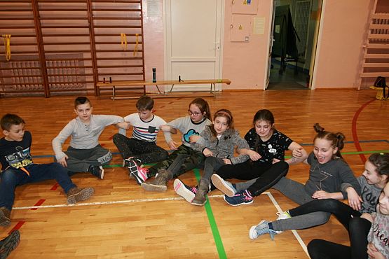 Grafika #5: Klasa IV na wieczorze w szkole