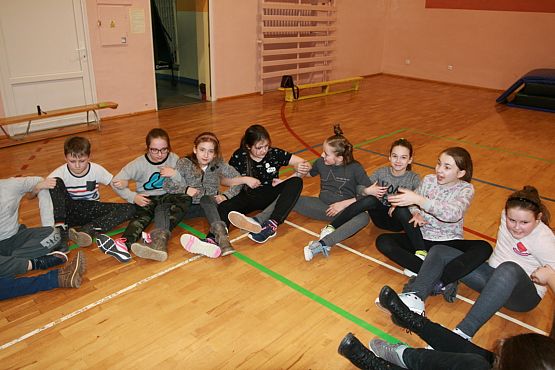 Grafika #6: Klasa IV na wieczorze w szkole