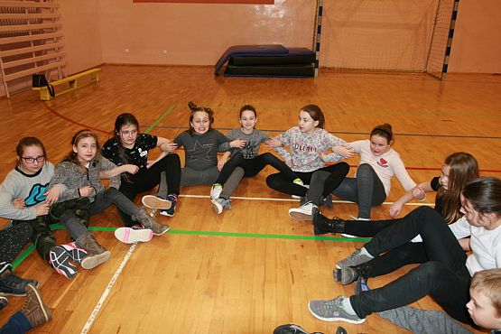 Grafika #7: Klasa IV na wieczorze w szkole