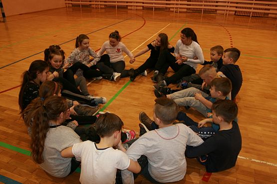 Grafika #8: Klasa IV na wieczorze w szkole