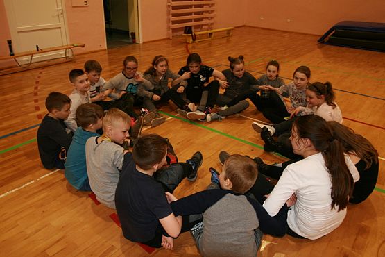 Grafika #10: Klasa IV na wieczorze w szkole