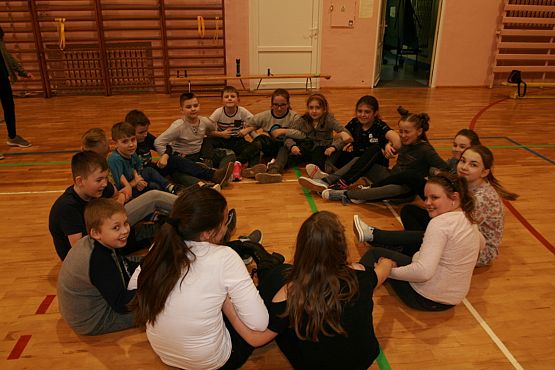 Grafika #11: Klasa IV na wieczorze w szkole