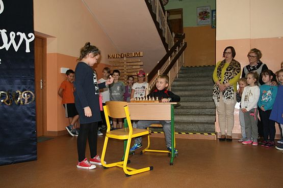 Grafika #1: AKCJA " KLASA GOSPODARZEM SZKOŁY" - APEL SAMORZĄDOWY KLASY 4