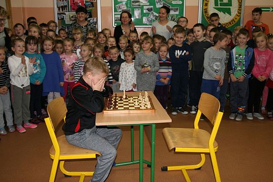 Grafika #2: AKCJA " KLASA GOSPODARZEM SZKOŁY" - APEL SAMORZĄDOWY KLASY 4