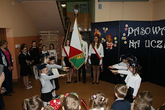 Grafika #15: ŚLUBOWANIE KLASY PIERWSZEJ