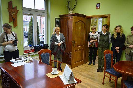 Grafika #1: Wizyta ze świątecznymi prezentami w Nadleśnictwie Lębork