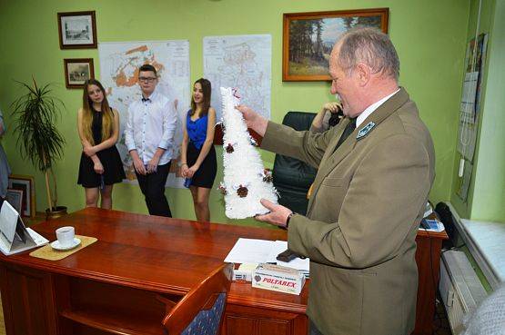 Grafika #4: Wizyta ze świątecznymi prezentami w Nadleśnictwie Lębork