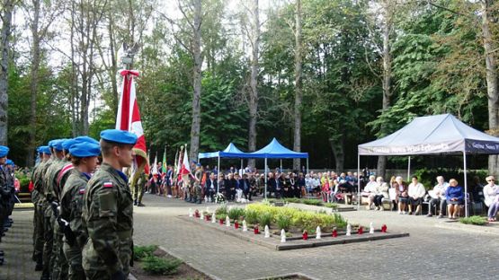 Grafika #6: Uroczystości na cmentarzu w Krępie Kaszubskiej