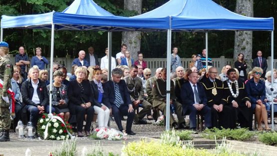 Grafika #7: Uroczystości na cmentarzu w Krępie Kaszubskiej